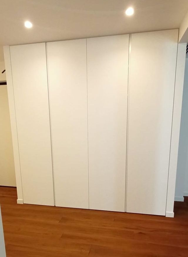 interno armadio bianco