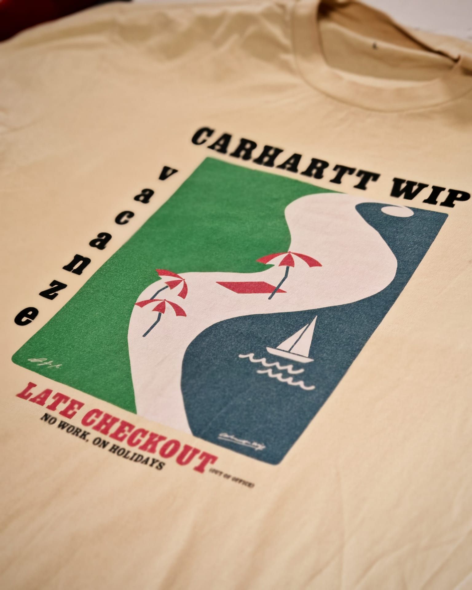 T-shirt color crema Carhartt WIP con grafica colorata e scritta