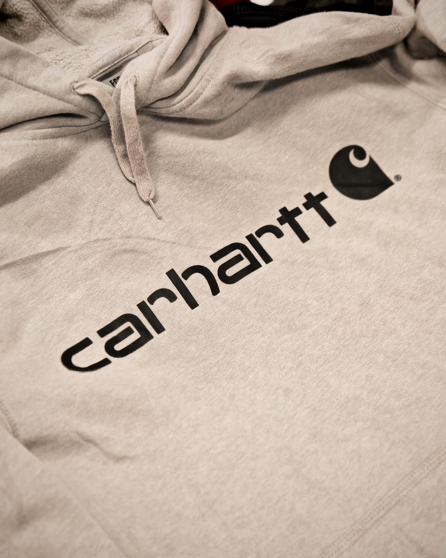 Felpa con cappuccio grigia Carhartt con logo nero e coulisse (primo piano)