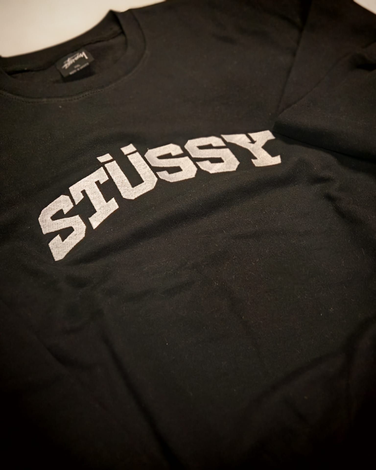 T-shirt nera con logo bianco