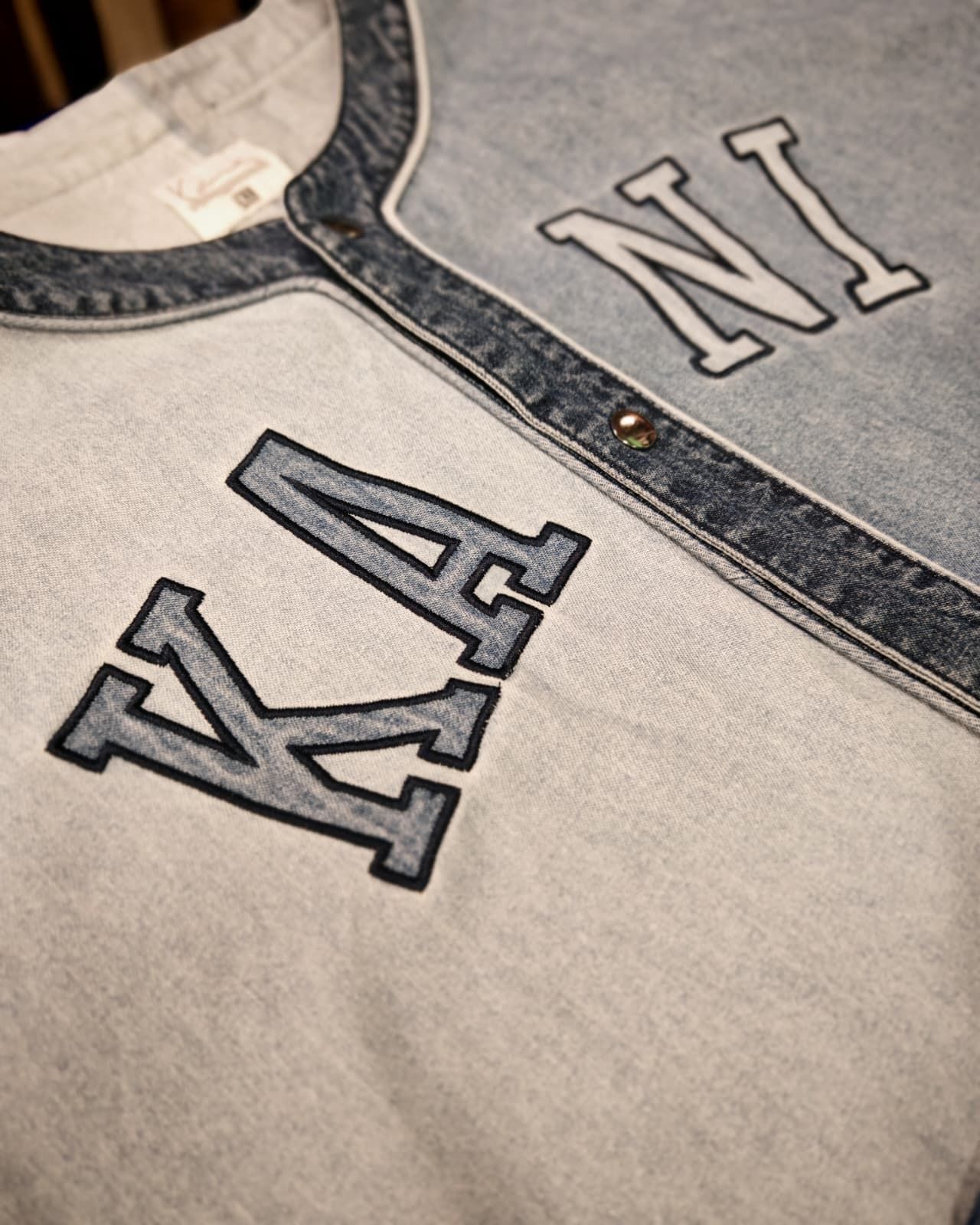 Giacca stile college grigia con finiture in denim e grandi lettere ricamate