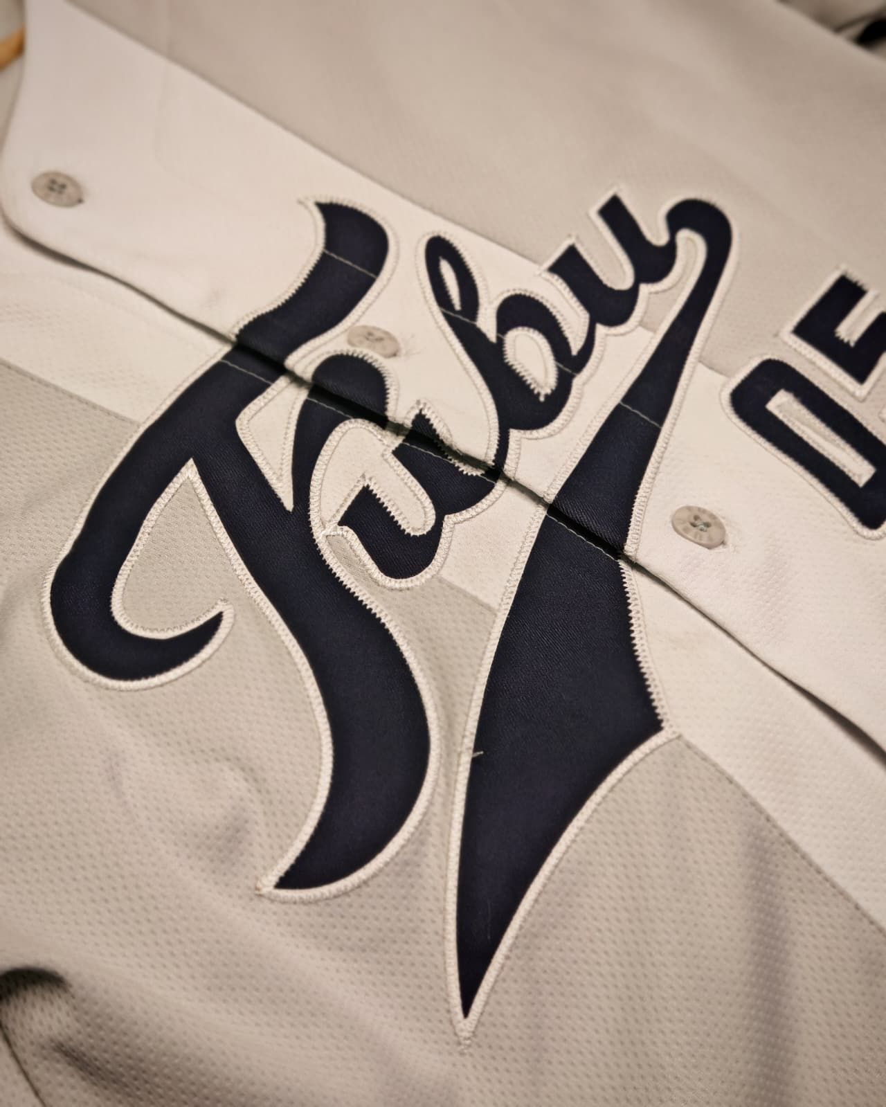Primo piano di una maglia da baseball bianca con la scritta