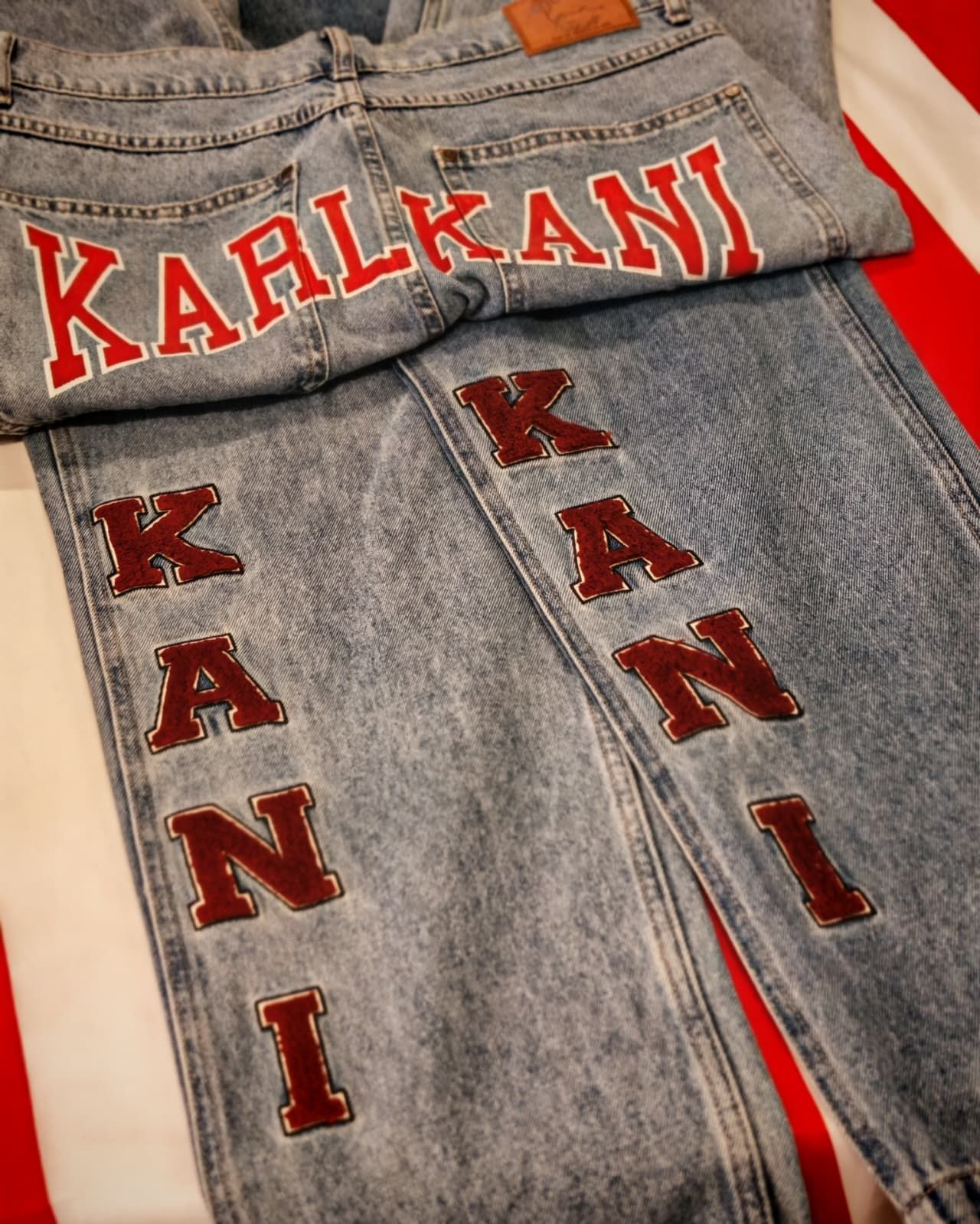 Jeans in denim con scritta