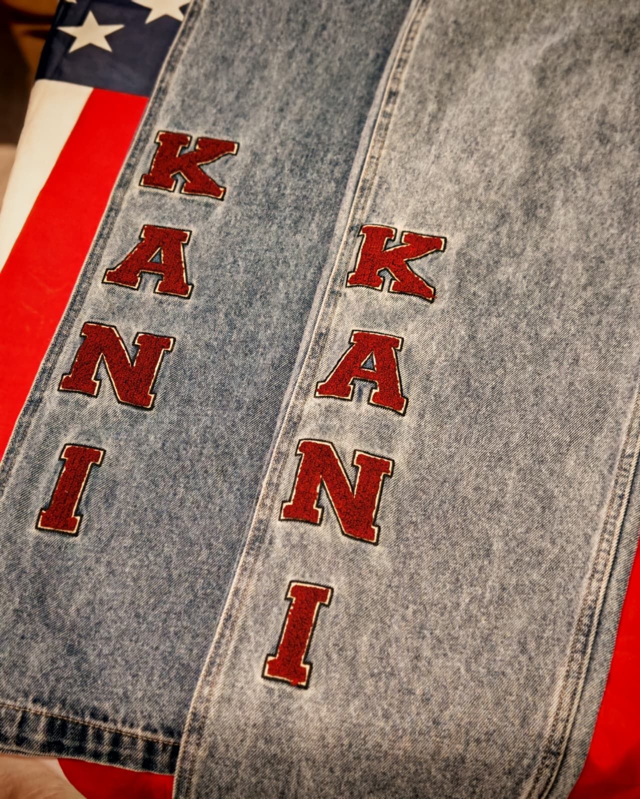 Giacca di jeans con strisce rosse, bianche e blu e la scritta