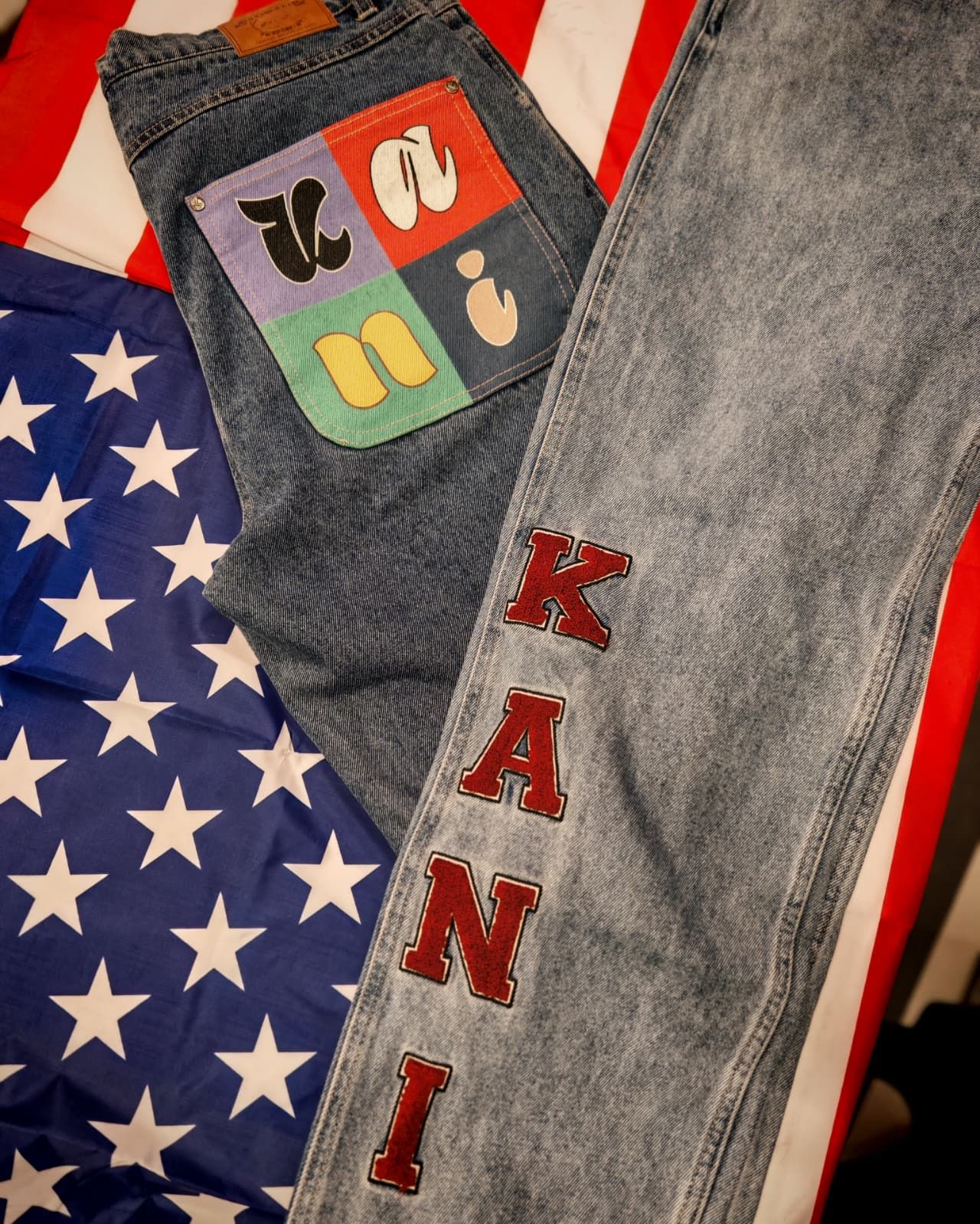 Pantaloni e jeans in denim di vari colori con motivi a stelle e una toppa rossa verticale con il logo