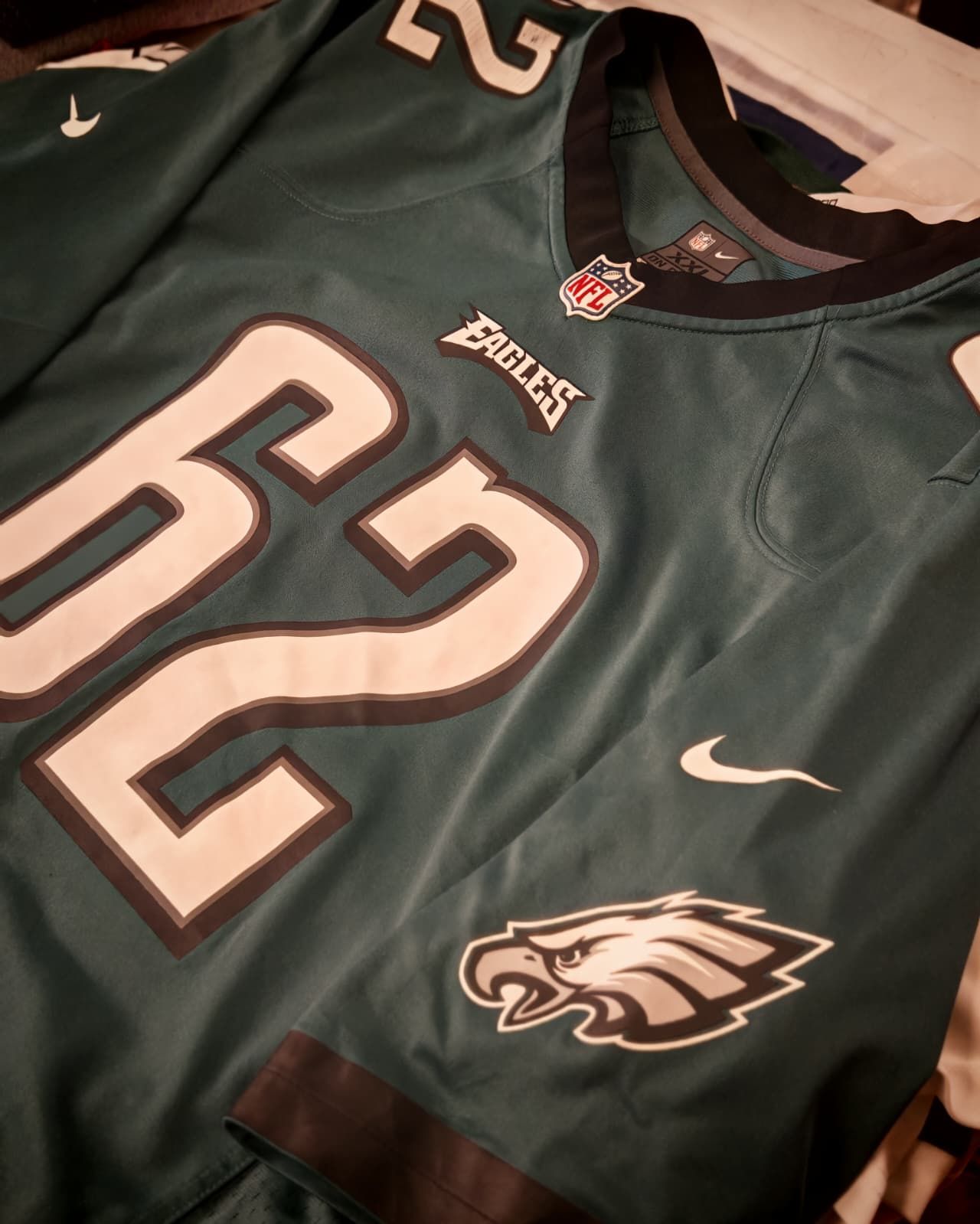 Maglia da football americano dei Philadelphia Eagles numero 62, verde scuro con numeri e logo bianchi.