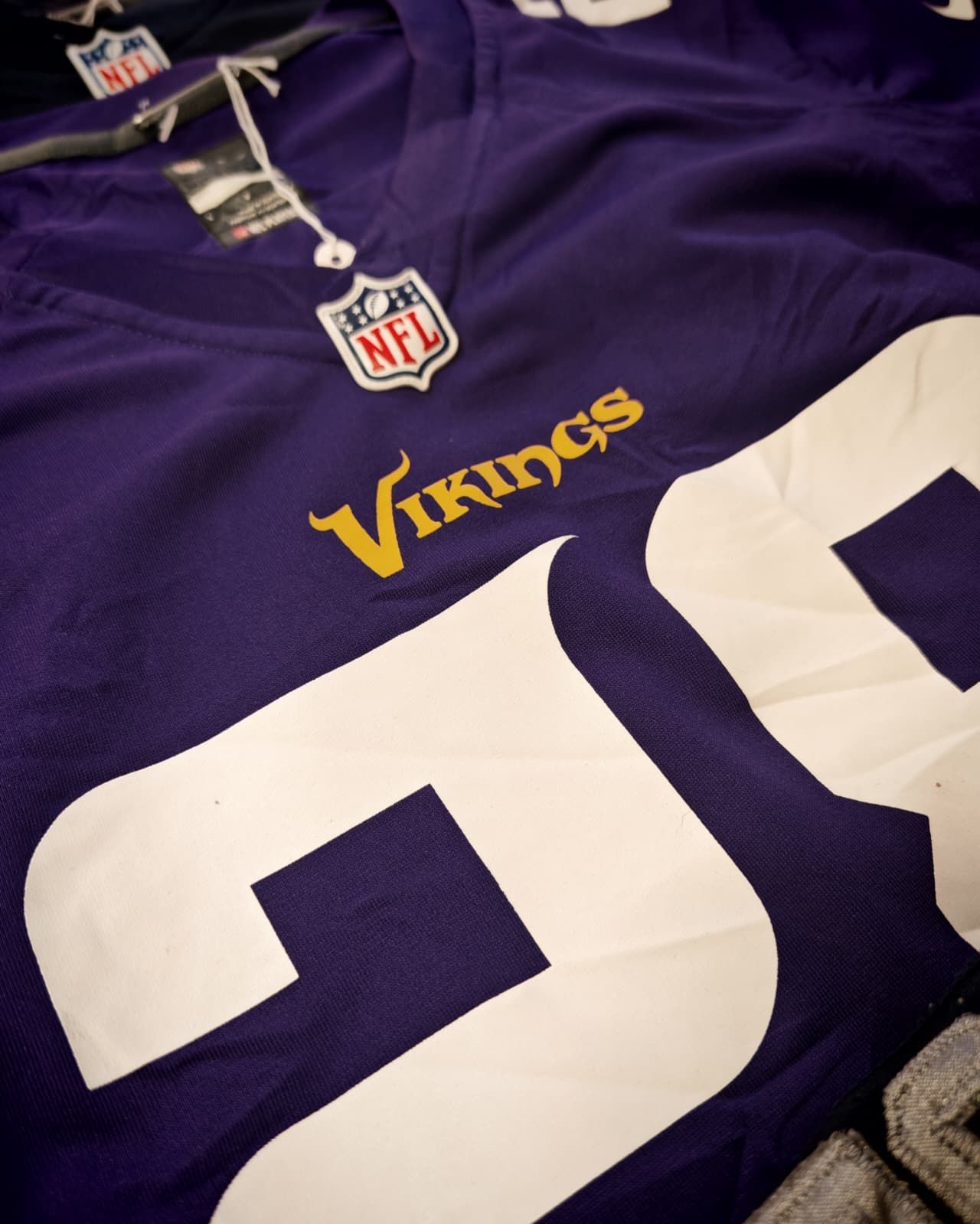 Maglia viola dei Minnesota Vikings della NFL con numero 20 bianco e logo dorato.