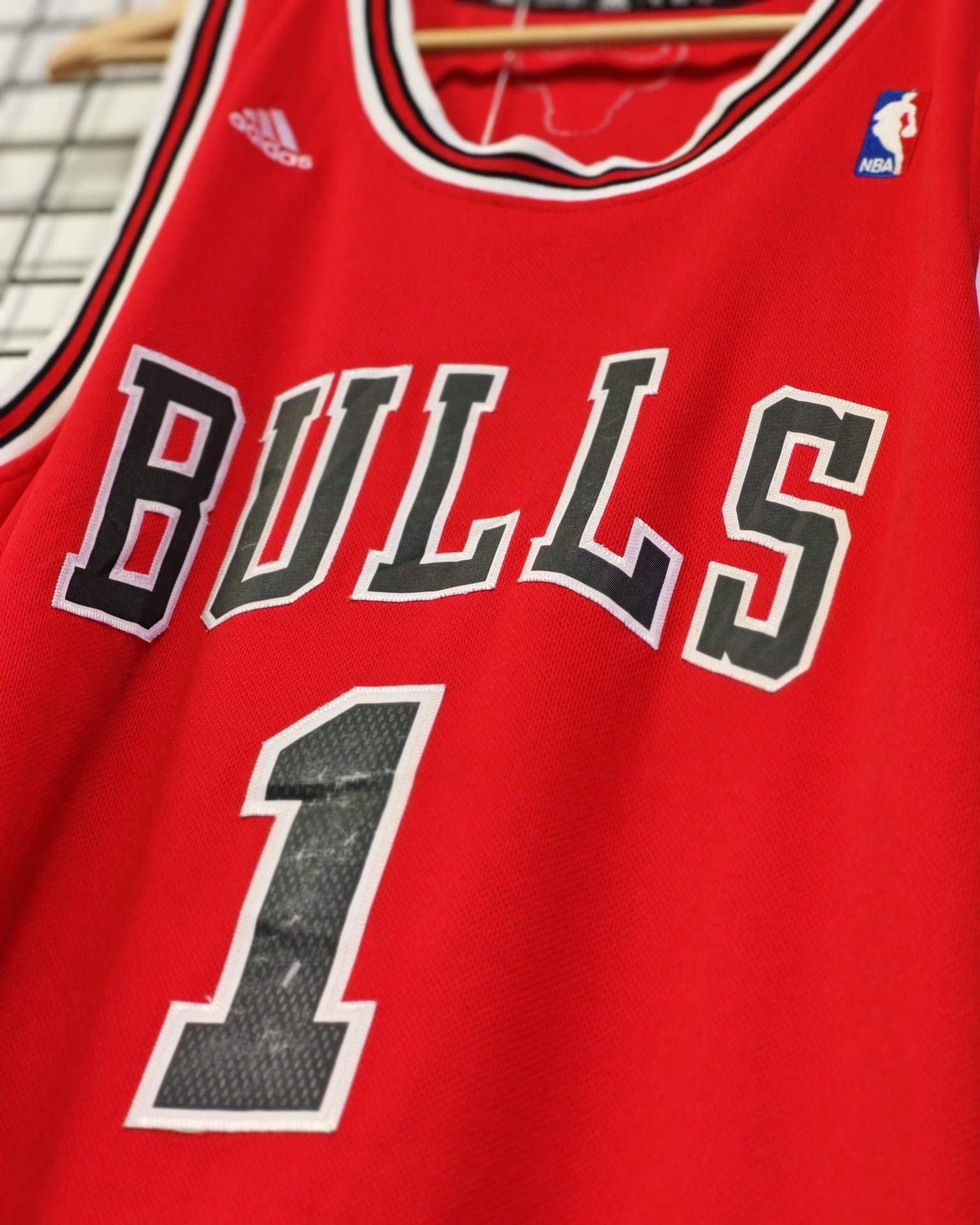 Maglia rossa dei Chicago Bulls con il numero 1 ben in vista.