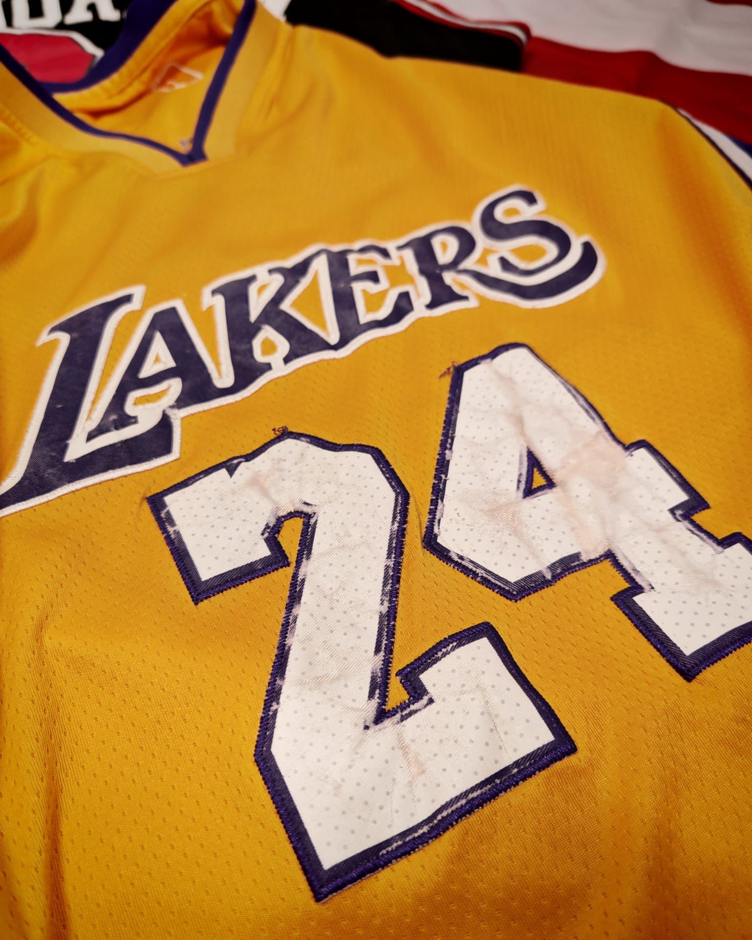Maglia gialla dei Los Angeles Lakers con il numero 24 in viola e bianco
