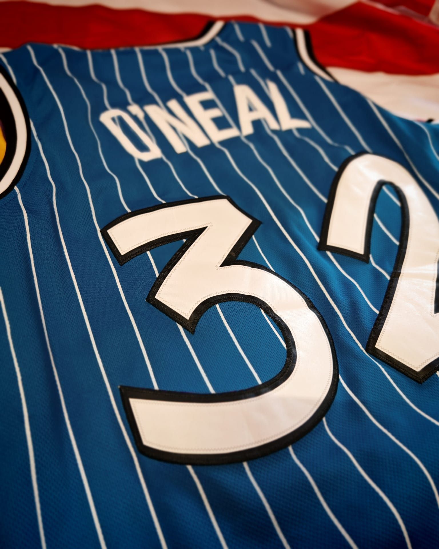 Maglia da basket a righe blu con il nome O'Neal e il numero 32.
