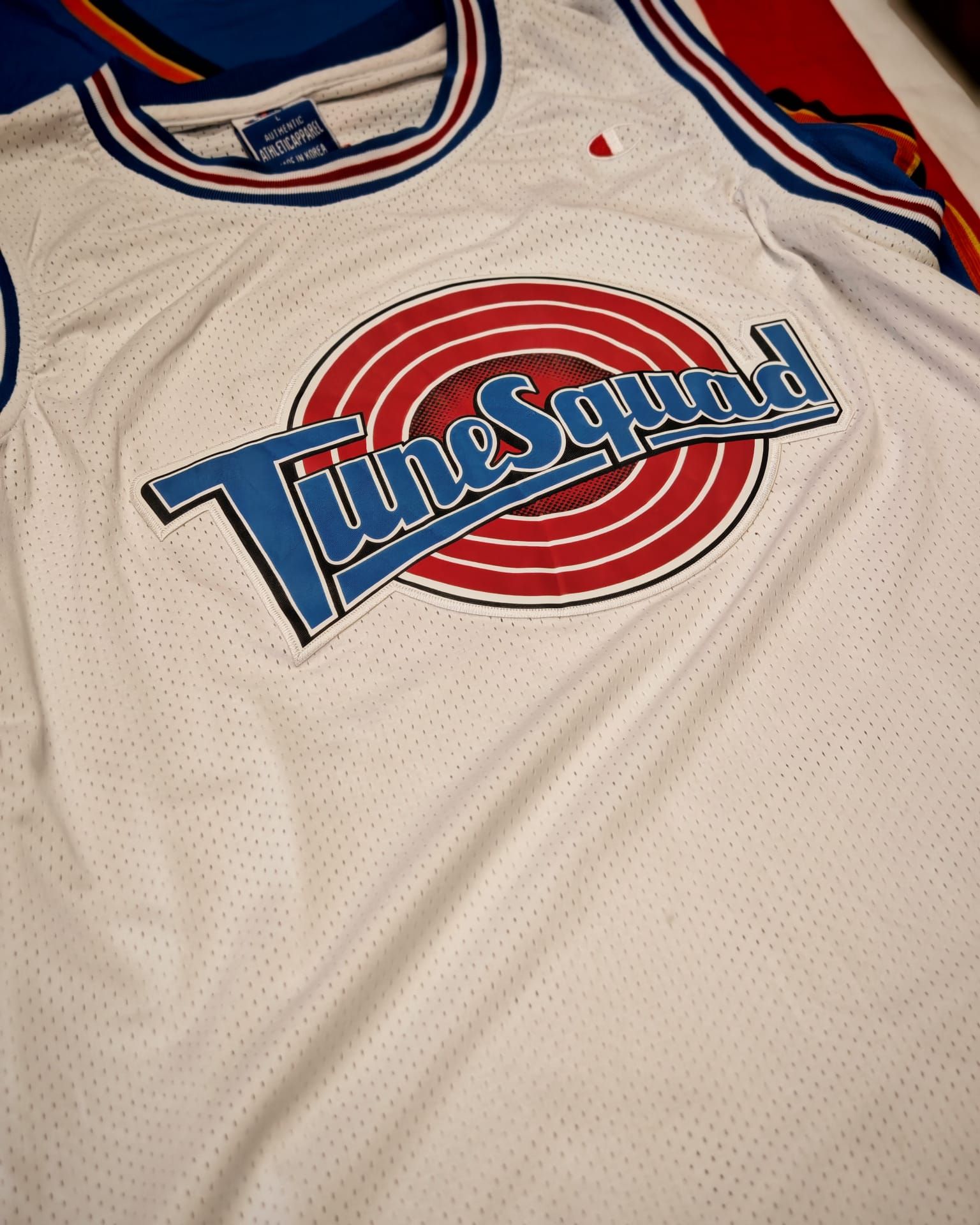 Maglia da basket bianca dei Tulsa Sound con finiture blu e rosse e logo sul petto.