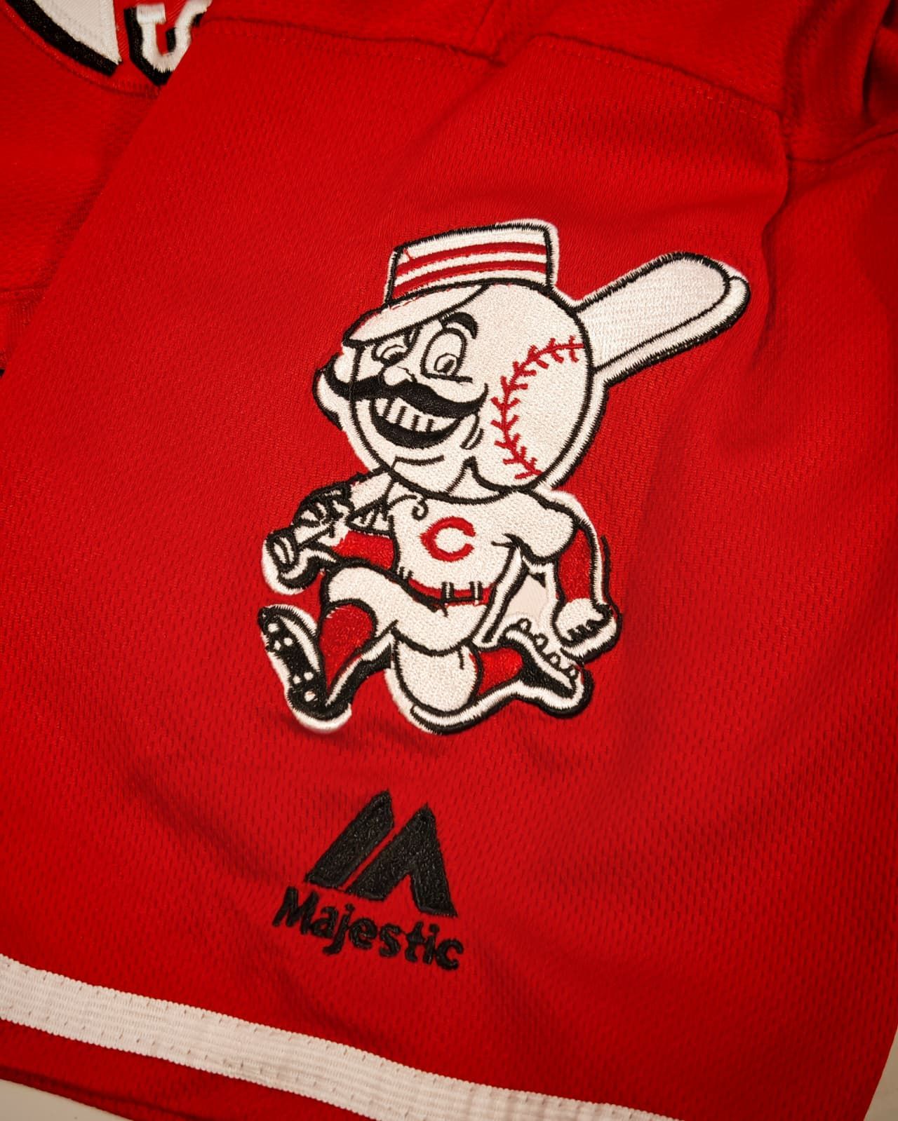 Felpa con cappuccio rossa della Majestic con la mascotte e il logo dei Cincinnati Reds ricamati sul petto.