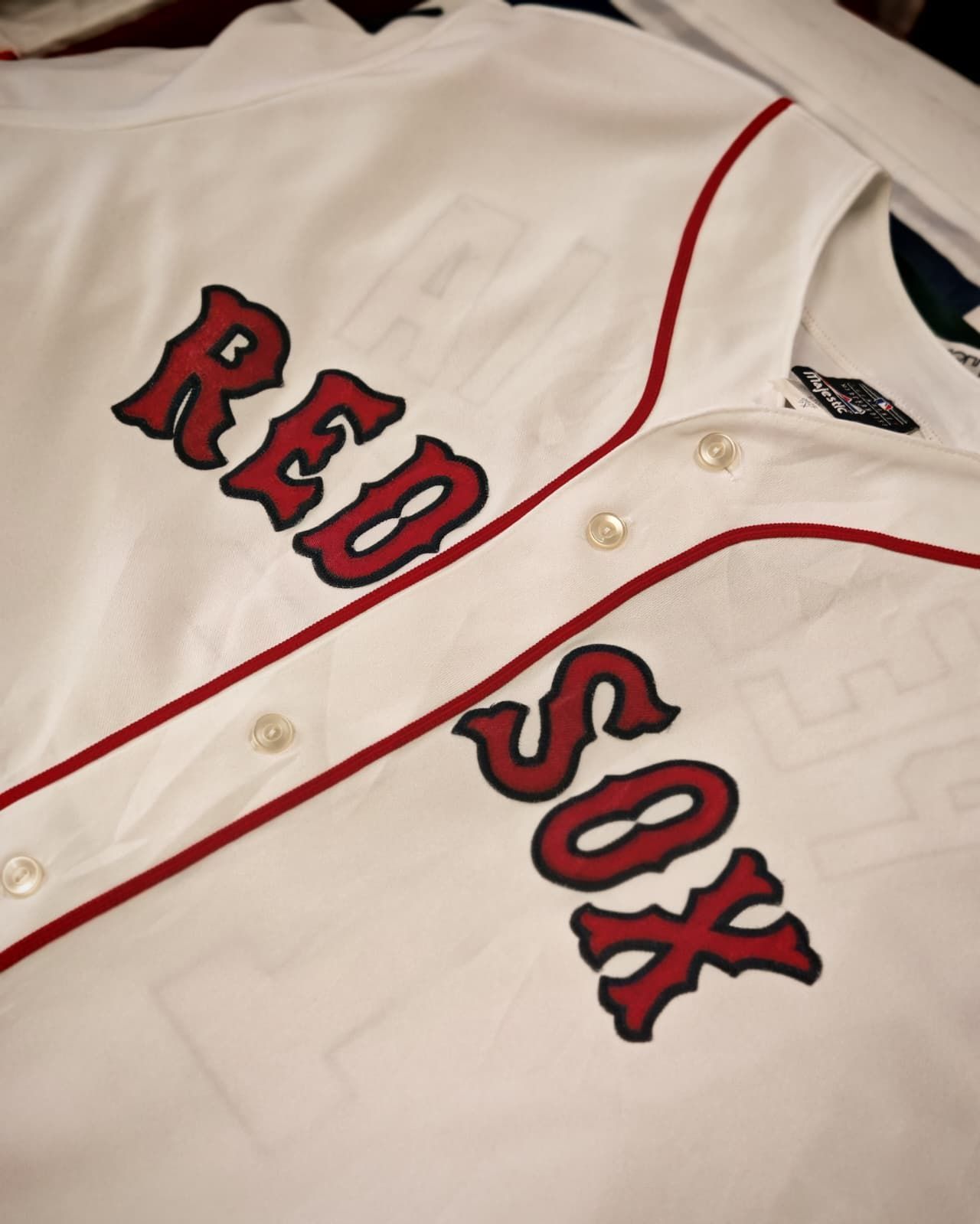 Maglia bianca dei Boston Red Sox con profili rossi e scritta