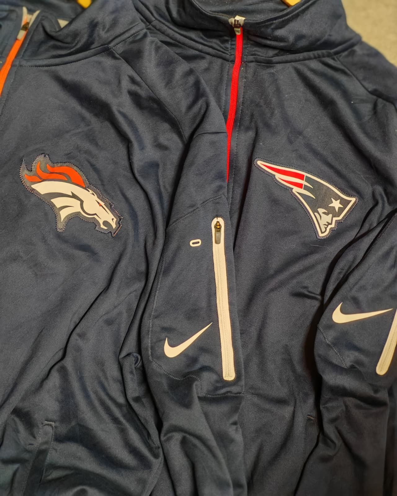 Felpa nera con cappuccio dei Broncos della Nike, con loghi della squadra arancioni e bianchi e cerniera rossa.