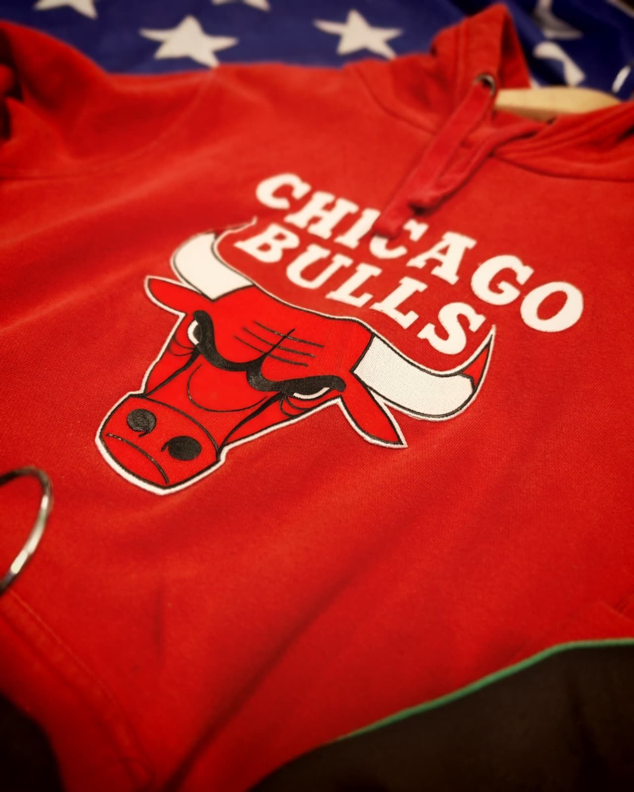 Felpa rossa con cappuccio dei Chicago Bulls, con il logo del toro su uno sfondo a stelle.