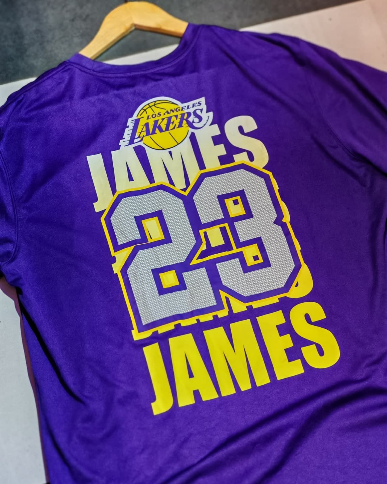 Maglia viola dei Lakers con il numero