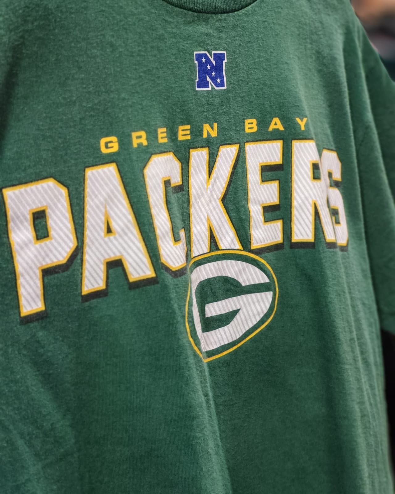 Felpa verde dei Green Bay Packers con logo e scritta gialli e bianchi.