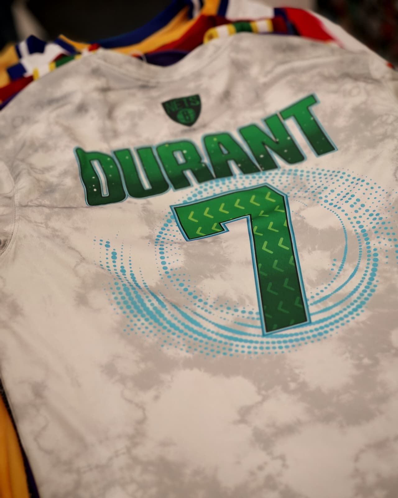 Maglia bianca e grigia con la scritta