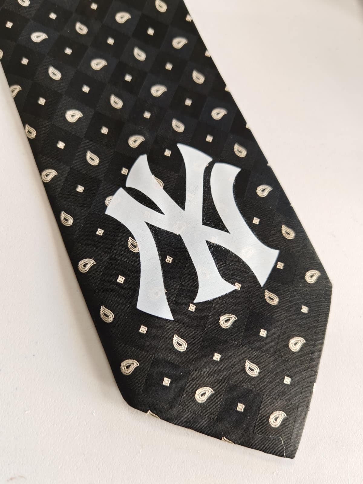 Cravatta nera dei New York Yankees con logo bianco e motivo a piccoli pois bianchi.