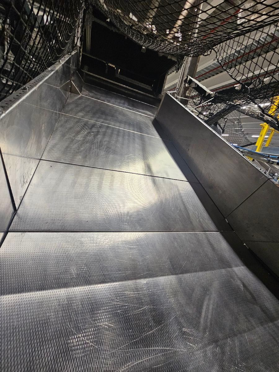 Deepcleaningofinductchutesinadistributioncentre