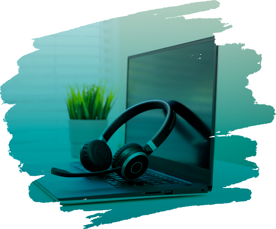 Um par de fones de ouvido em cima de um laptop.