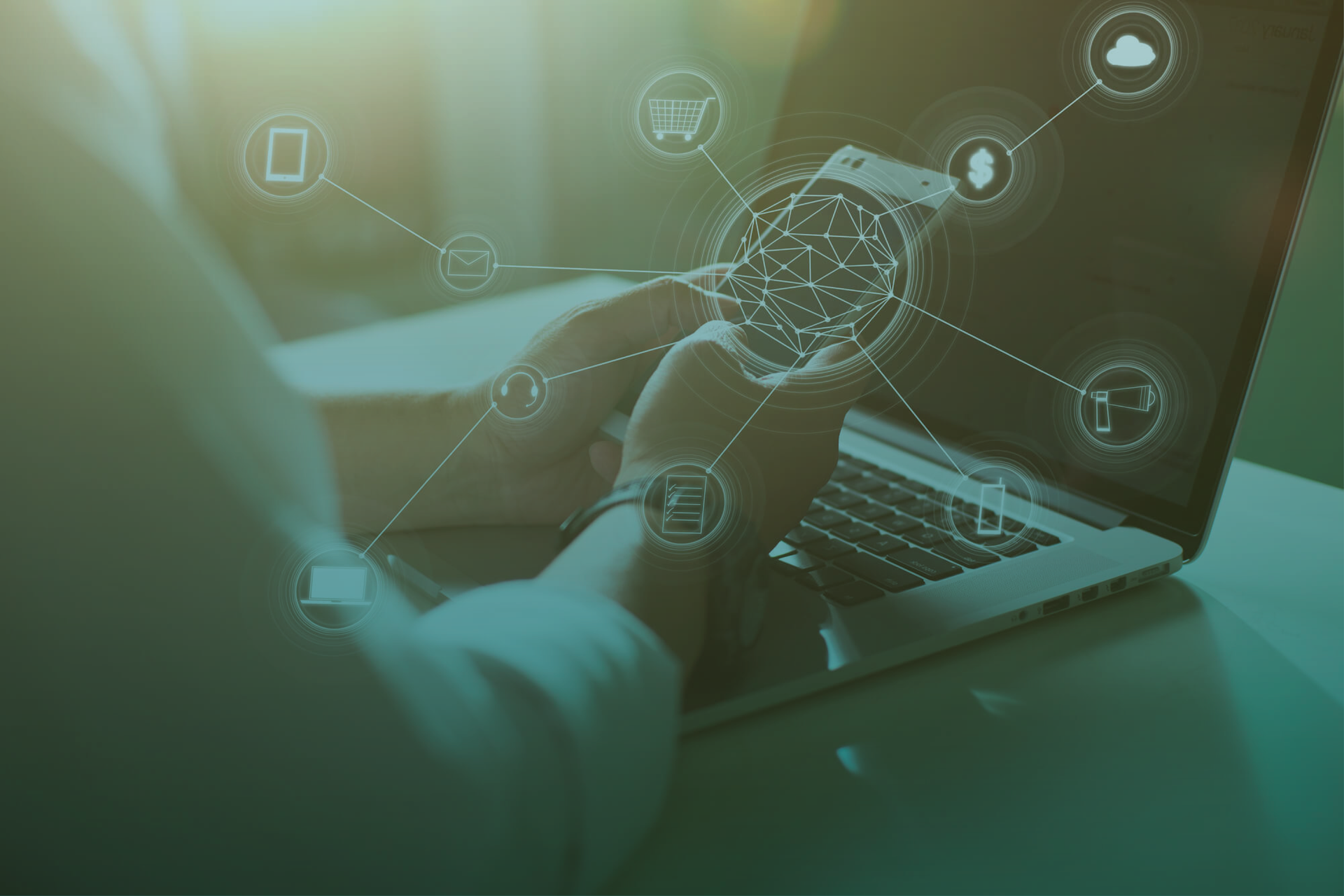 Uma pessoa está usando um laptop e um relógio inteligente.