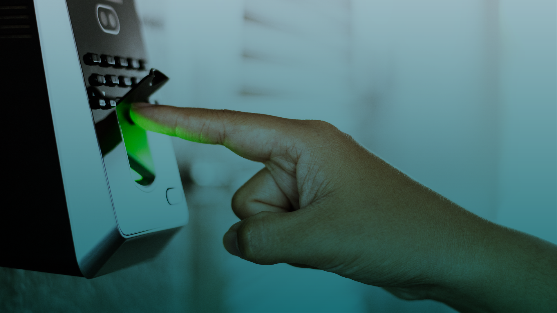 Uma pessoa está pressionando um botão em um scanner de impressão digital.