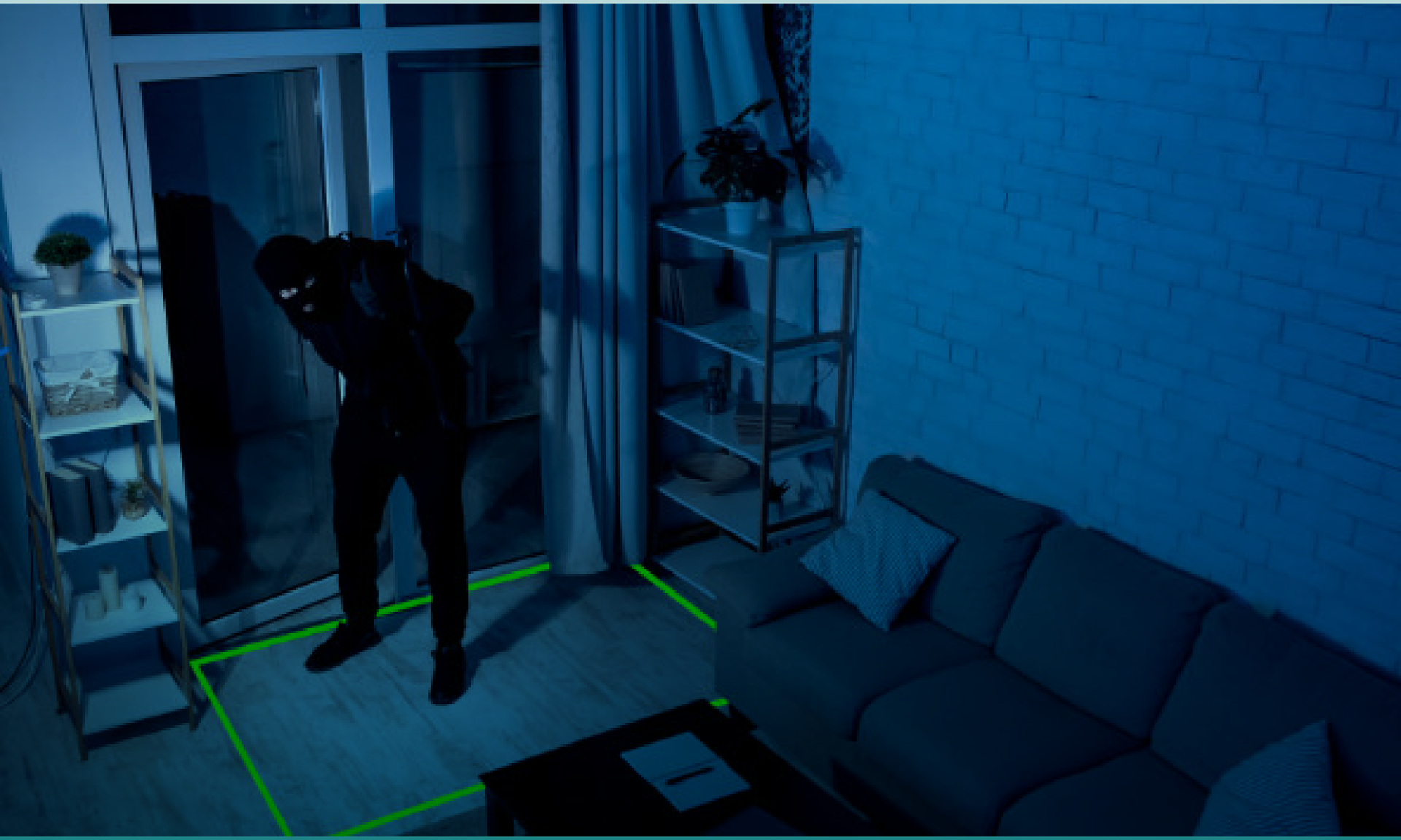 Um homem com uma máscara está parado em uma sala de estar.