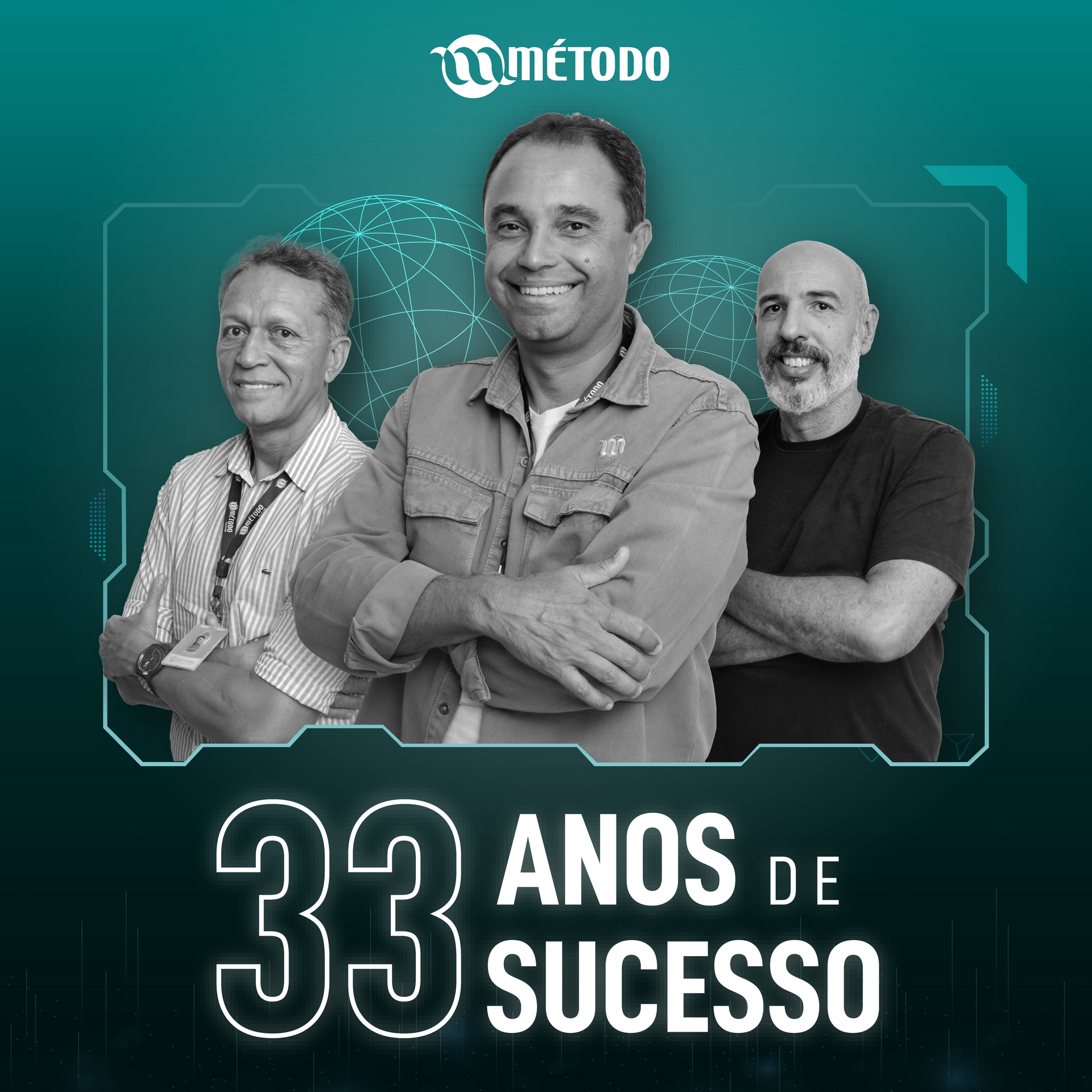 Três homens estão de pé, um ao lado do outro, com os braços cruzados.