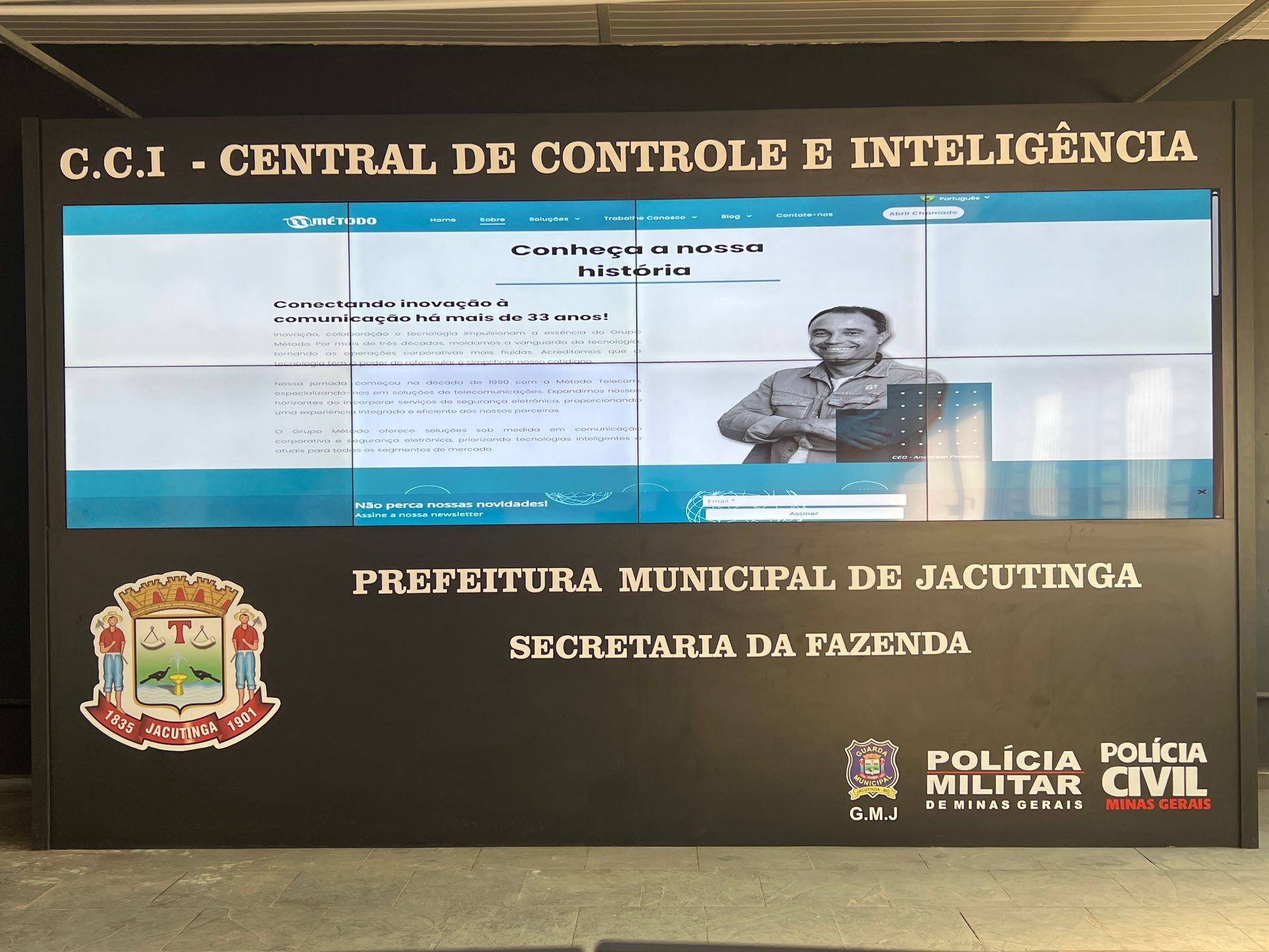 Uma placa que diz polícia polícia militar civil