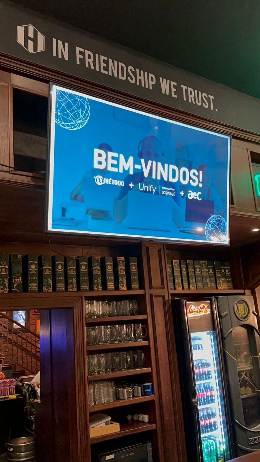 Um bar com uma placa que diz na amizade confiamos