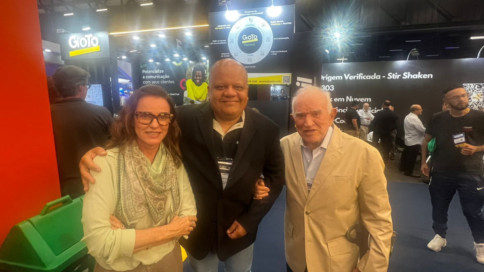 Um grupo de pessoas está posando para uma foto em uma convenção.