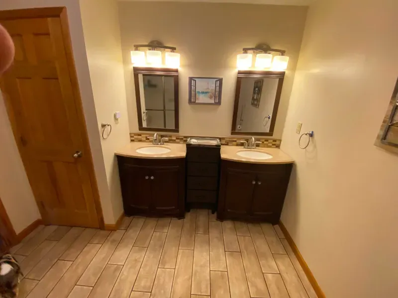 A bathroom with two sinks and two mirrors