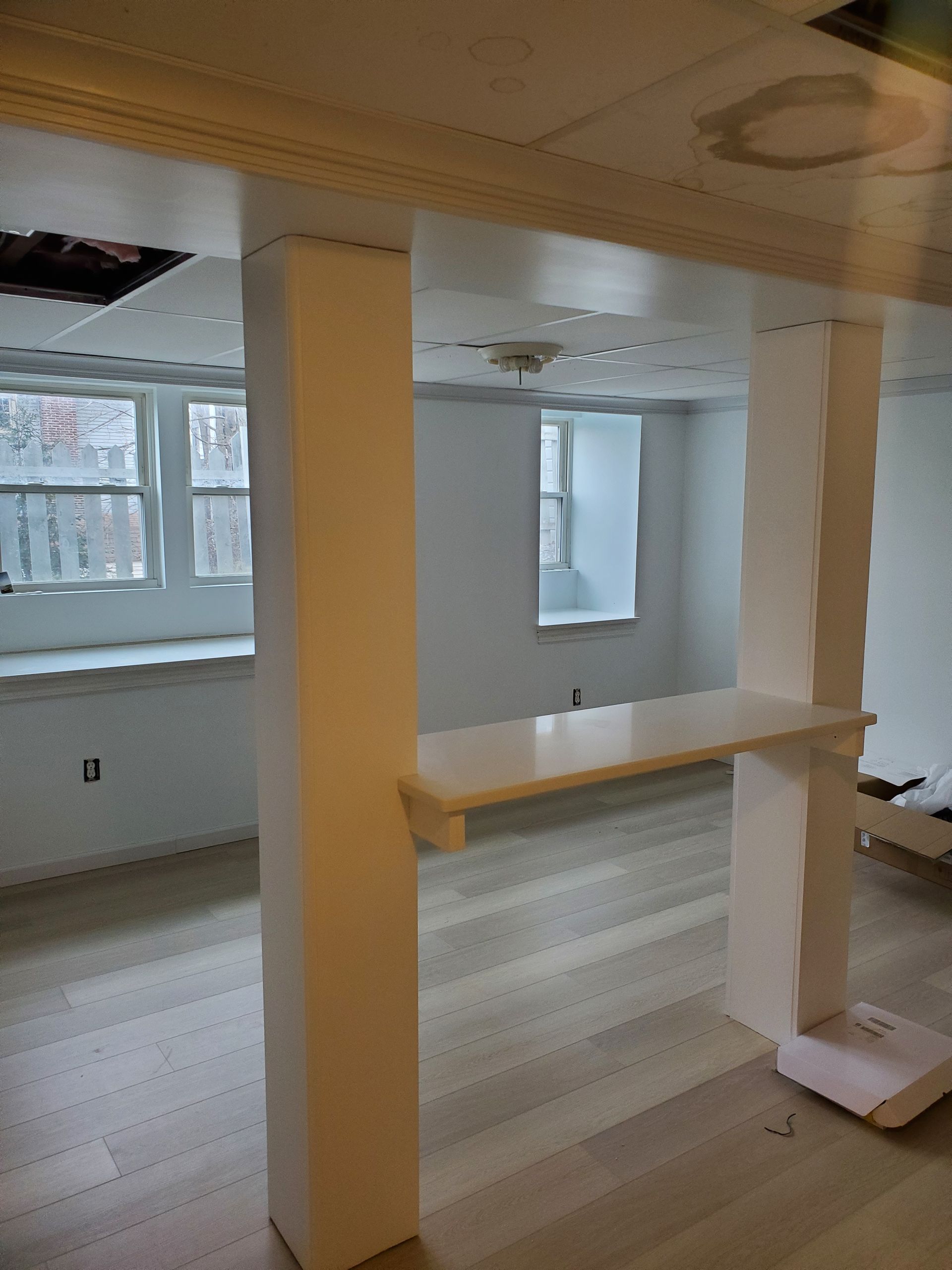 An empty room with a white pillar in the middle