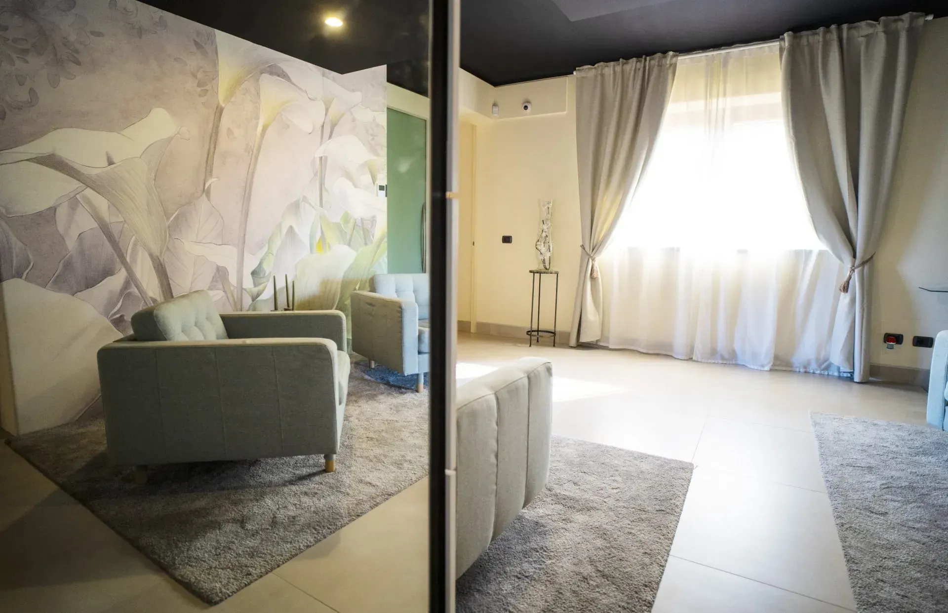 Una sala del commiato con due sedie e un tappeto