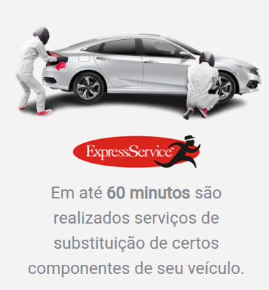 Duas pessoas fazendo a manutenção de um carro prateado com o logotipo