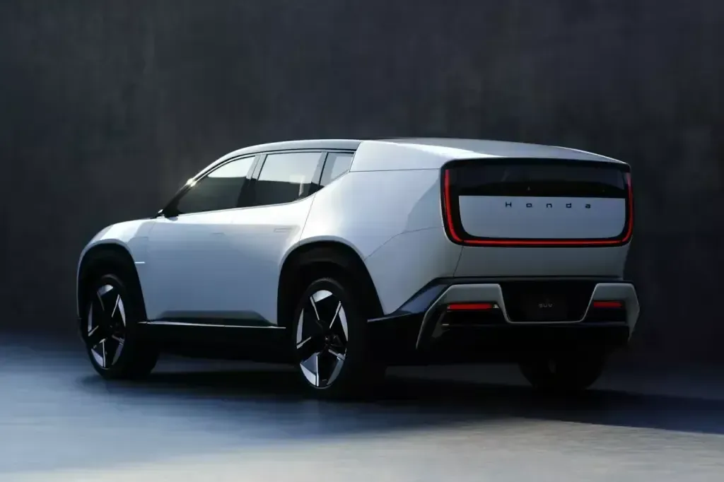 SUV conceitual futurista branco em fundo escuro de estúdio, visto de trás em perspectiva de três quartos.