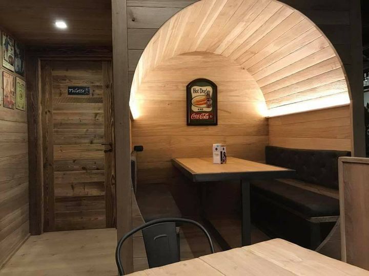 bar con arredi in legno e nicchia ad arco