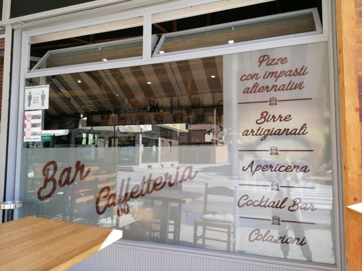 vetrina di un bar caffetteria