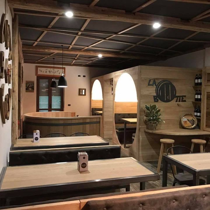bar con arredi in legno chiaro