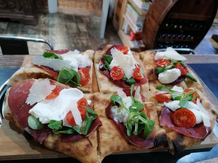 focaccia con prosciutto, pomodorini, mozzarella e grana