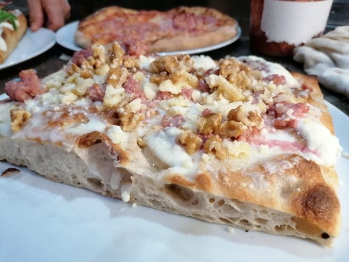 focaccia con formaggio, salsiccia fresca e noci