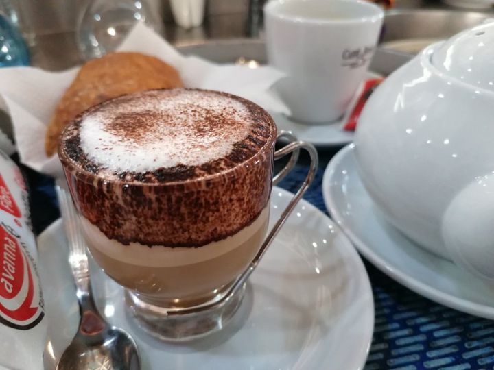 caffè macchiato con cacao