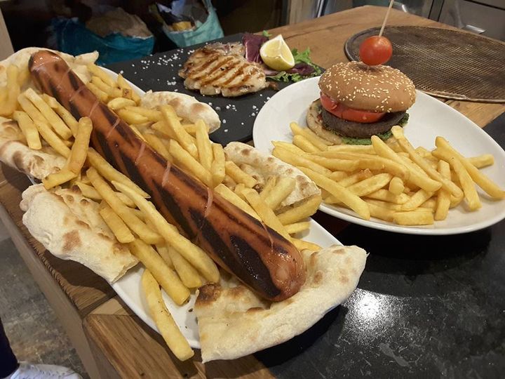 patatine fritte, hamburger, würstel gigante e pane pizza