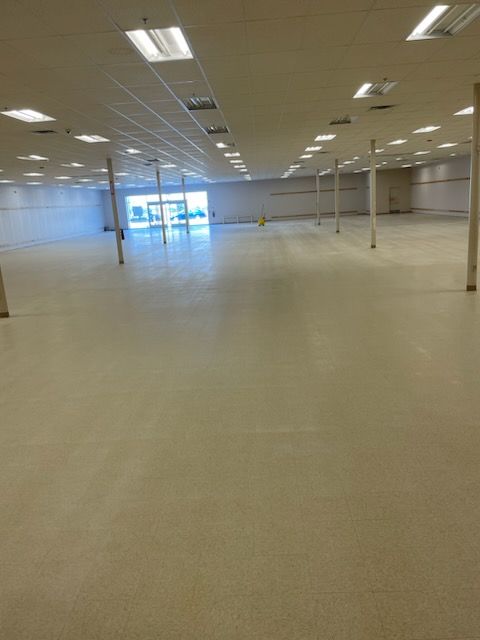 A large empty room with a lot of lights on the ceiling