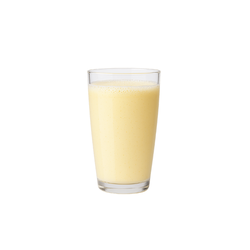 Een glas bananenmilkshake met een rietje erin