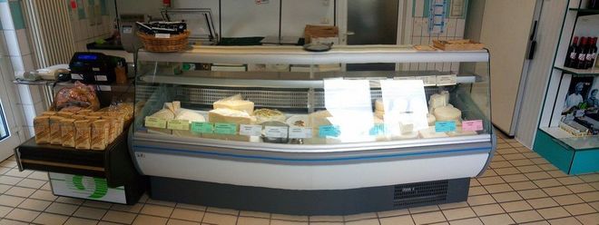 vetrina refrigerata con alimenti