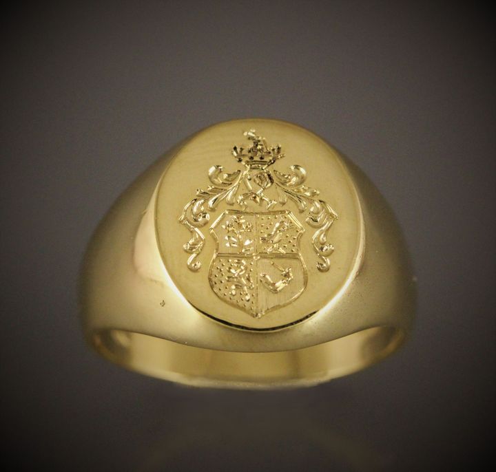 incisione personalizzata in un anello