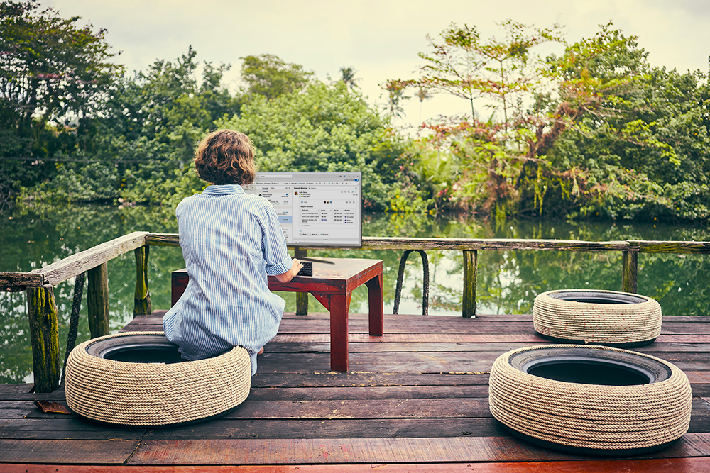 Outdoor RLCD Computer Monitor