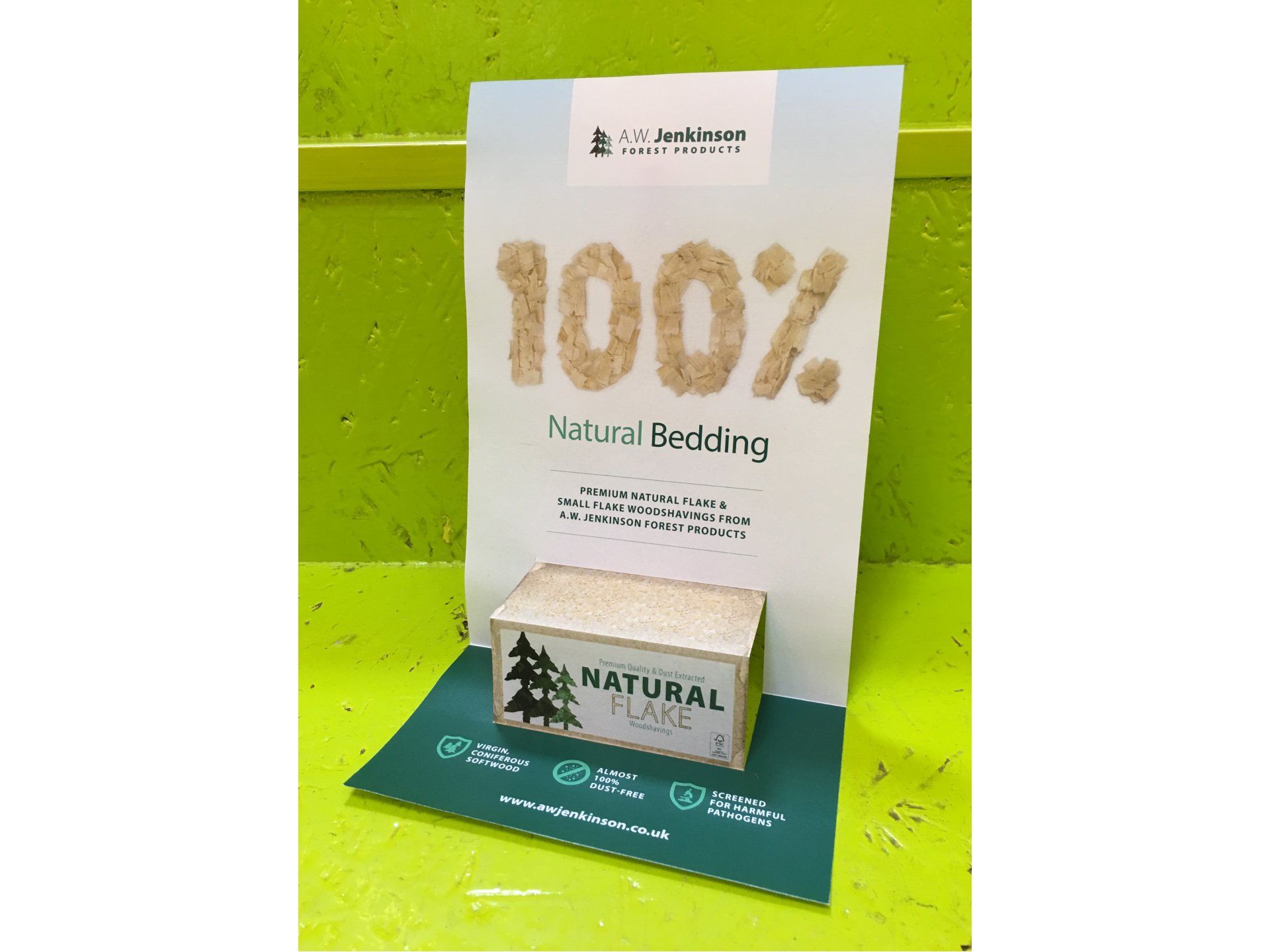 A sign that says 100 % natural bedding on it